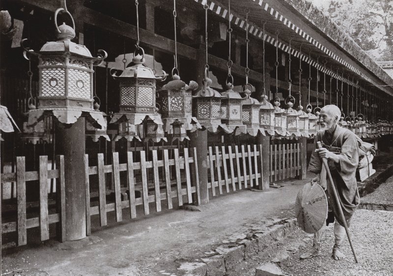 Een Pelgrim bij de Kasuga Tempel, Nara (zw/w foto) door Herbert Ponting