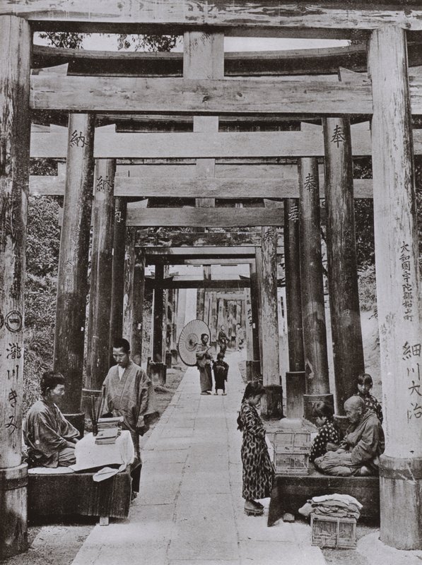 Een Laan van Torii bij Inari Tempel door Herbert Ponting