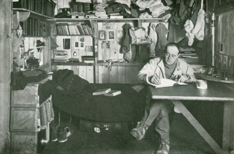 Kapitein Scott schrijft zijn dagboek door Herbert Ponting