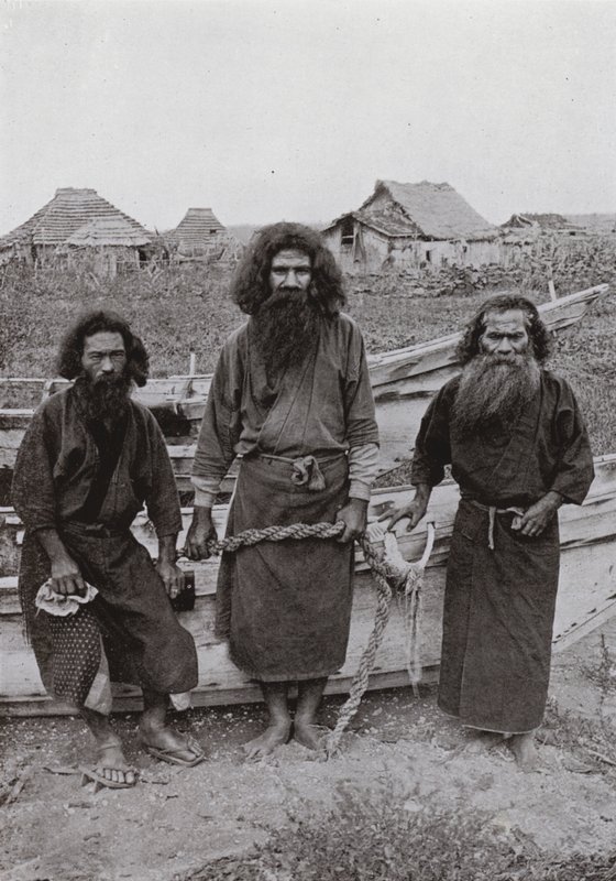 Happukonno, de Jager (in het midden), en twee Ainu Vissers door Herbert Ponting