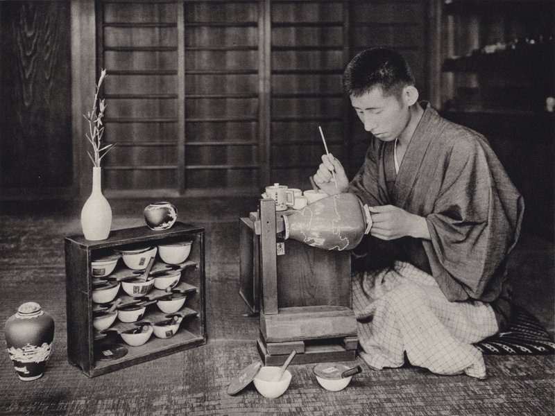 Japan in de jaren 1920: Porselein schilderen door Herbert Ponting