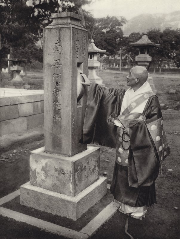 Japan in de jaren 1920: Gebedsmolen en boeddhistische priester door Herbert Ponting