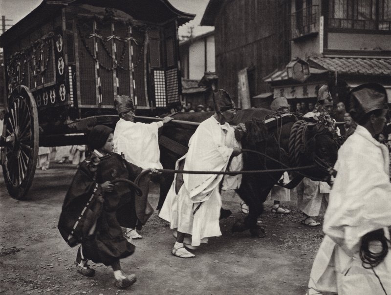 Japan in de jaren 1920: Shintoïstische begrafenis van een persoon van hoge rang (zw/w foto) door Herbert Ponting