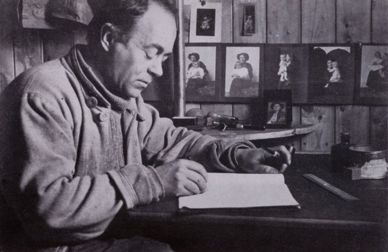 Scott schreef en plande en berekende aan zijn kleine tafel door Herbert Ponting