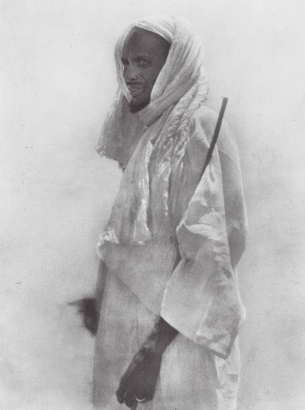 Afrika: Aulad Hamid Arab (zwart-wit foto) door Hugo Adolf Bernatzik