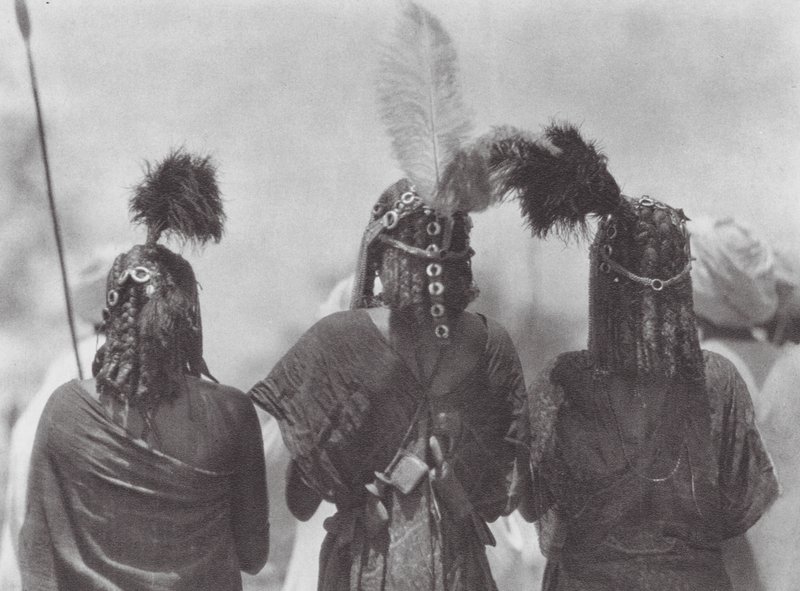 Afrika: Aulad Hamid hoofdtooi (zwart-wit foto) door Hugo Adolf Bernatzik