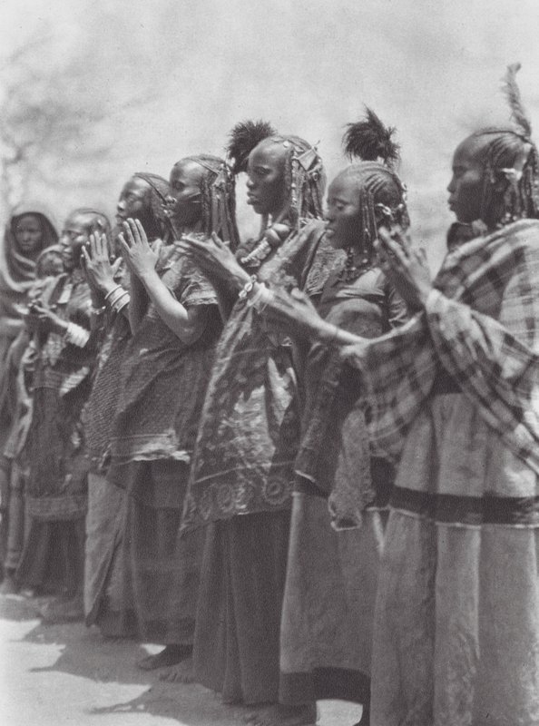 Afrika: Aulad Hamid vrouwen klappen op de maat bij een dans door Hugo Adolf Bernatzik