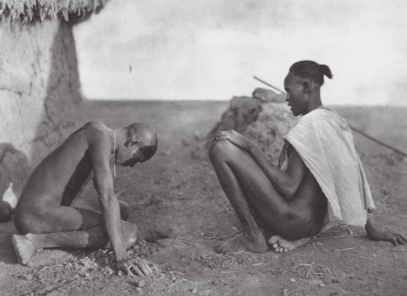 Afrika: Medicijnman die een patiënt laat bloeden door Hugo Adolf Bernatzik