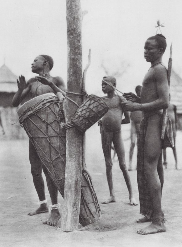 Afrika: Moru mannen spelen drums door Hugo Adolf Bernatzik