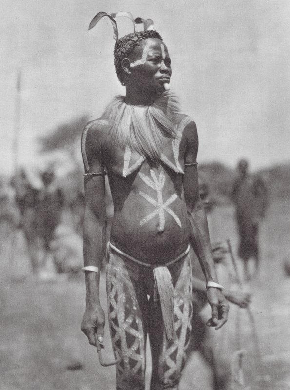 Afrika: Nuba-vrouw met feestelijk ornament (zwart-wit foto) door Hugo Adolf Bernatzik