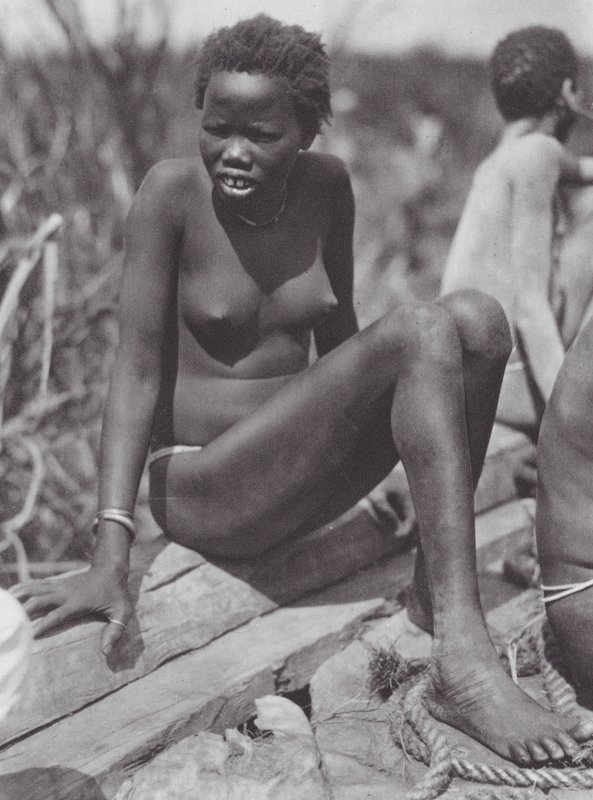 Afrika: Nuer meisje aan de Bahr el Zeraf door Hugo Adolf Bernatzik