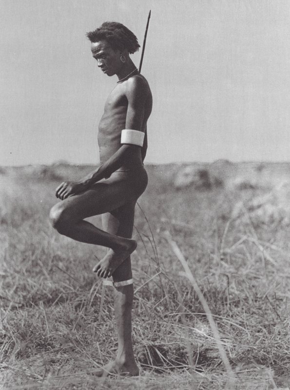Afrika: Nuer, rustpositie door Hugo Adolf Bernatzik