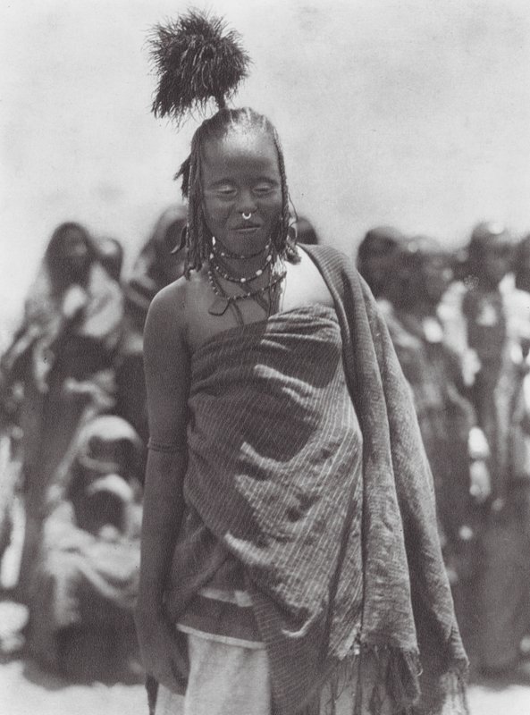 Afrika: Struisvogelveren hoofdtooi gedragen door de Aulad Hamids door Hugo Adolf Bernatzik