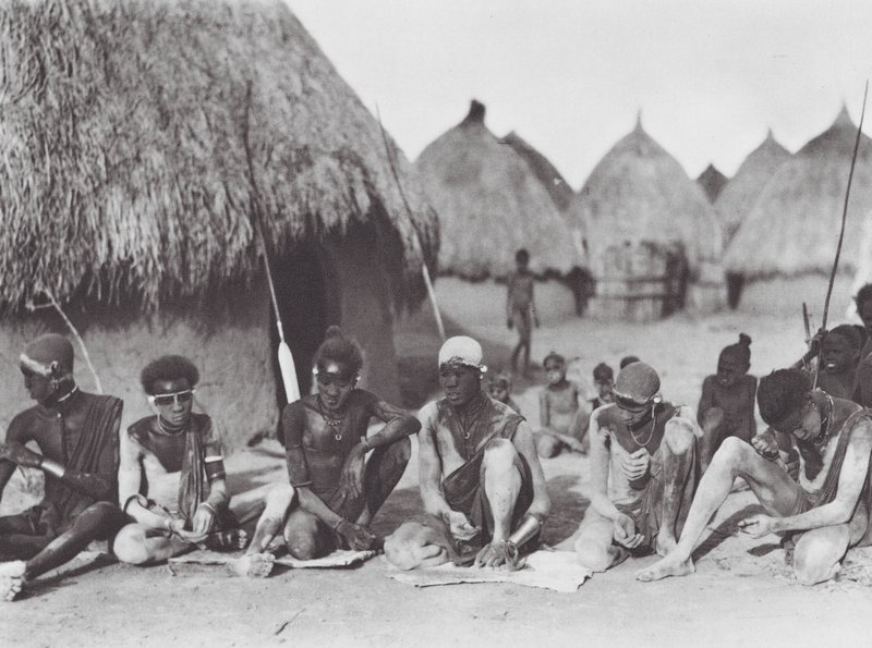 Afrika: Shilluk krijgers wrijven zichzelf in met houtas door Hugo Adolf Bernatzik