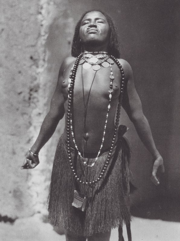 Afrika: Soedanese buikdanseres door Hugo Adolf Bernatzik