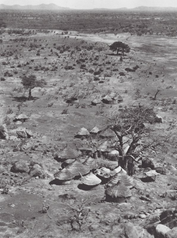 Afrika: Uitzicht op de vlaktes vanaf Mount Talodi door Hugo Adolf Bernatzik