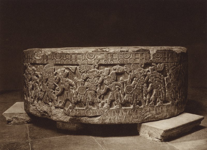 Mexico: offeraltaar van koning Tizoc, Nationaal Museum (z/w foto) door Hugo Brehme
