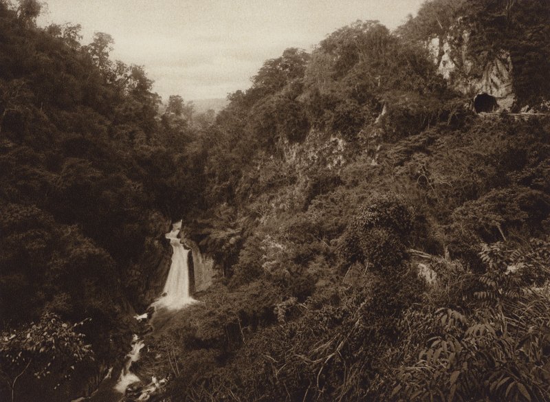 Mexico: Atoyac, Salto de agua (z/w foto) door Hugo Brehme