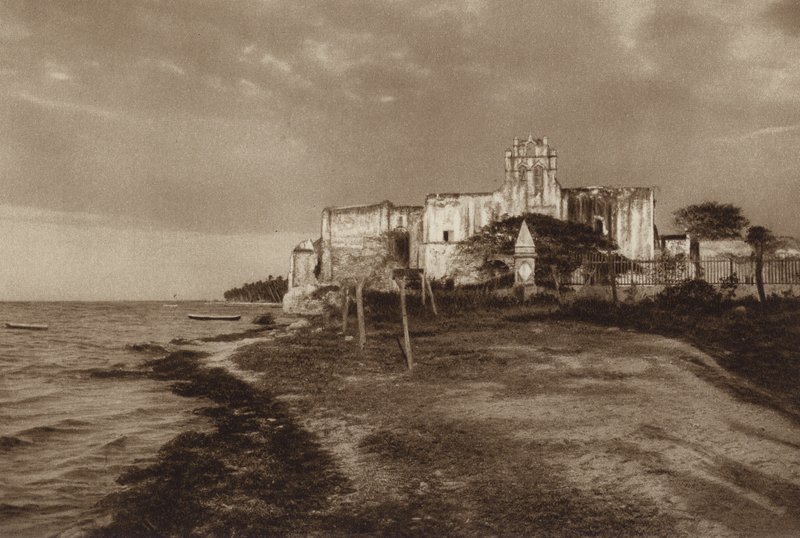 Mexico: Campeche, Ruïne van het klooster van San Francisco (z/w foto) door Hugo Brehme