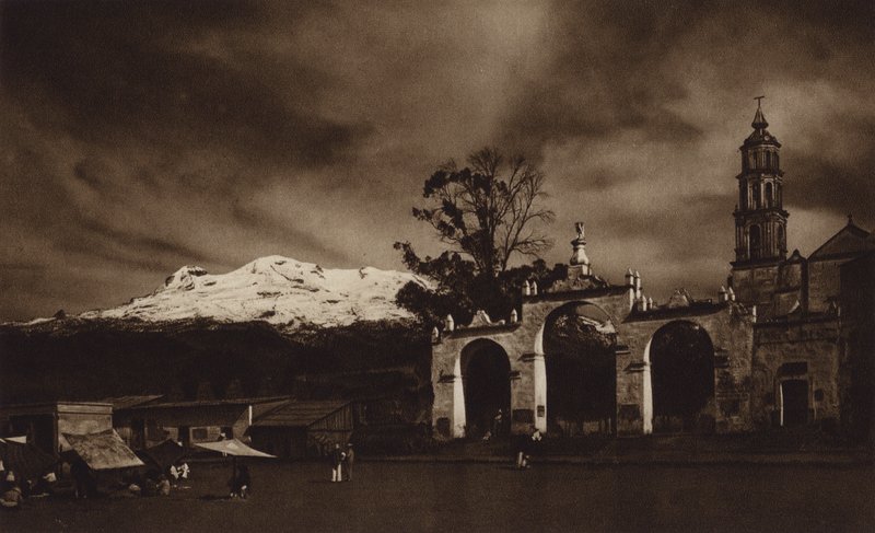 Mexico: Iztaccihuatl, gezien vanaf Amecameca (zwart-wit foto) door Hugo Brehme