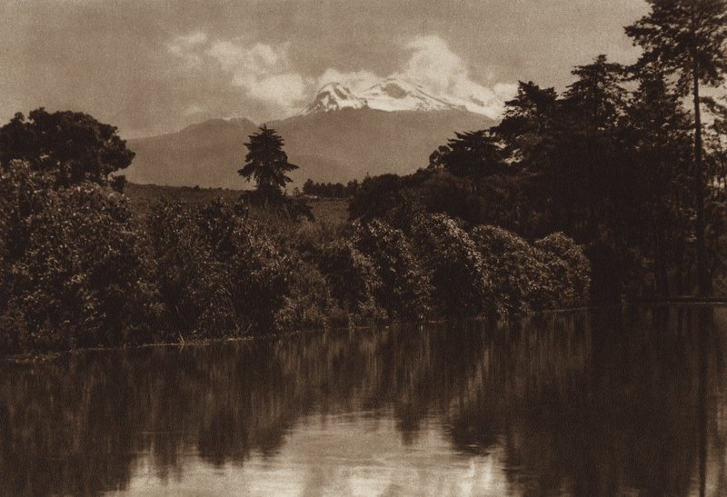 Mexico: Iztaccihuatl, gezien vanaf Miraflores (zwart-wit foto) door Hugo Brehme