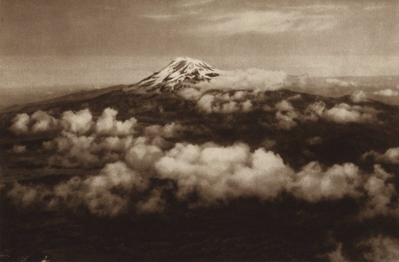 Mexico: Iztaccihuatl, gezien vanaf Popocatepetl (zwart-wit foto) door Hugo Brehme
