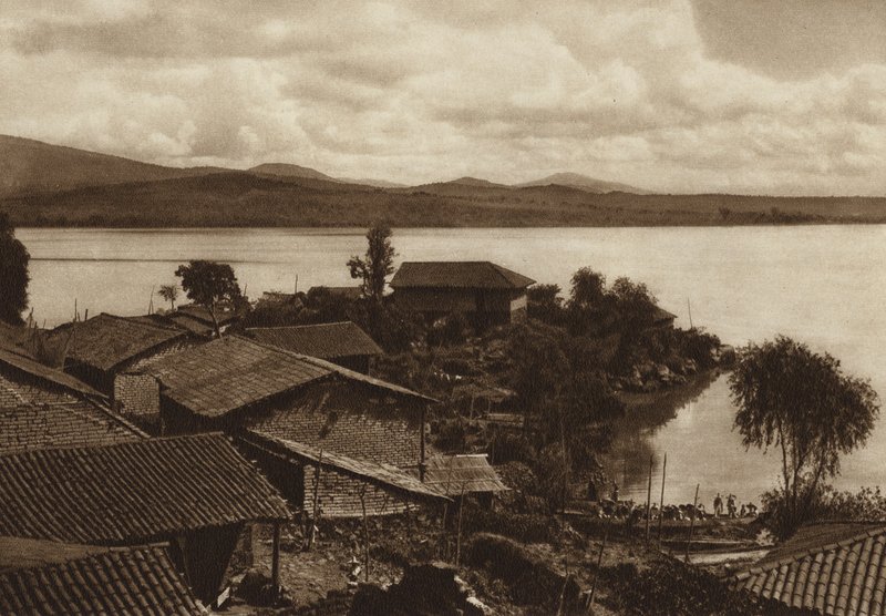 Mexico: Lagune van Patzcuaro, eiland Xanicho (zwart-wit foto) door Hugo Brehme