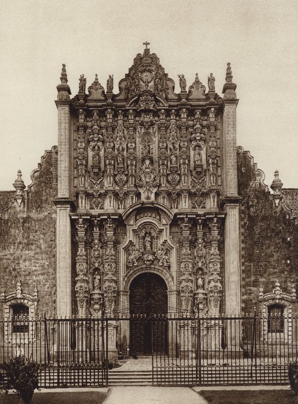 Mexico: Mexico, Ingang naar het heiligdom vanaf de oostkant van de kathedraal (z/w foto) door Hugo Brehme