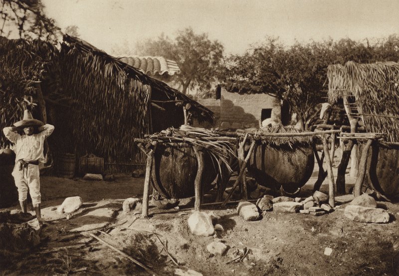 Mexico: Mezcal, Destilleria de aguardiente (zwart-wit foto) door Hugo Brehme