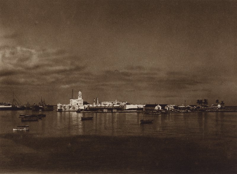Mexico: Panorama van de haven van Vera Cruz met het kasteel van San Juan (z/w foto) door Hugo Brehme