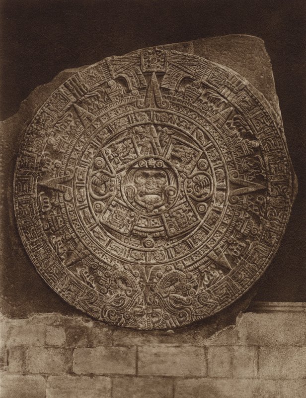 Mexico: Azteekse almanaksteen of "Piedra del Sol," Nationaal Museum (z/w foto) door Hugo Brehme