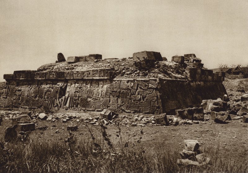 Mexico: Piramide van Xochicalco, voor de restauratie (z/w foto) door Hugo Brehme