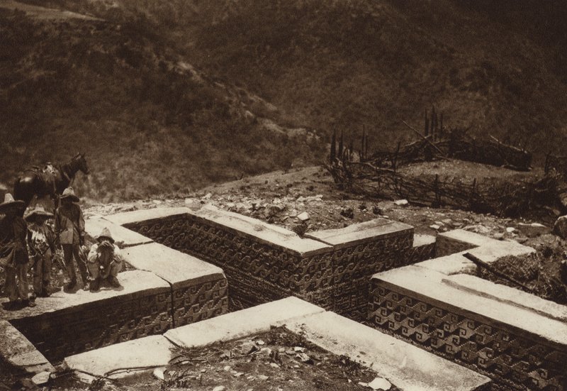 Mexico: kruisvormige ondergrond, Guiaroo (z/w foto) door Hugo Brehme