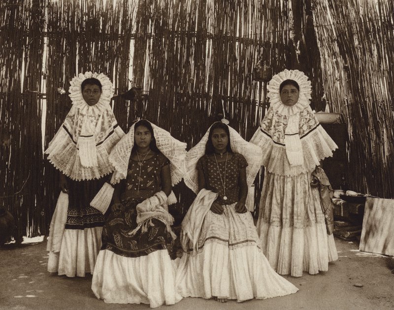 Mexico: Tehuantepec, Meisje in nationale klederdracht (z/w foto) door Hugo Brehme