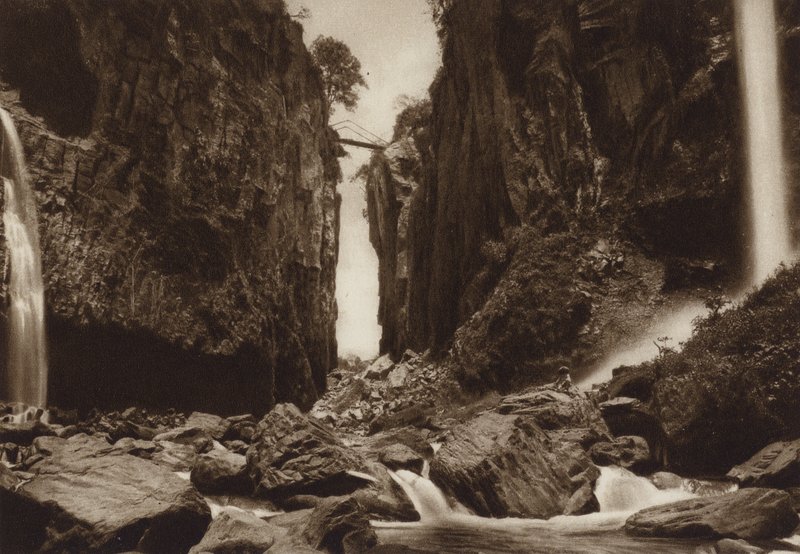 Mexico: Teocelo bij Jalapa, toneel van de aardbeving van 1920 (z/w foto) door Hugo Brehme
