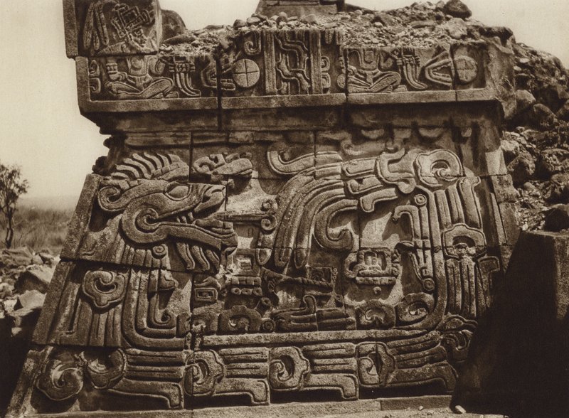 Mexico: Xochicalco, deel van de piramide met slang en hiërogliefen (z/w foto) door Hugo Brehme