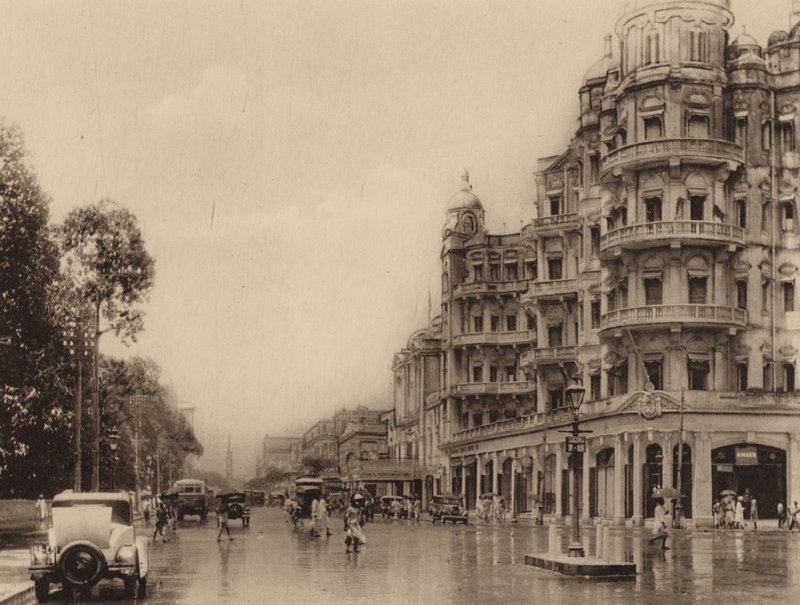 Esplanade Mansions en Government Place East met uitzicht op Old Court House Street (z/w foto) door Indian photographer