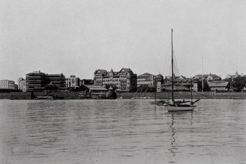India: Gezicht op Bombay vanuit de haven (z/w foto) door Indian photographer