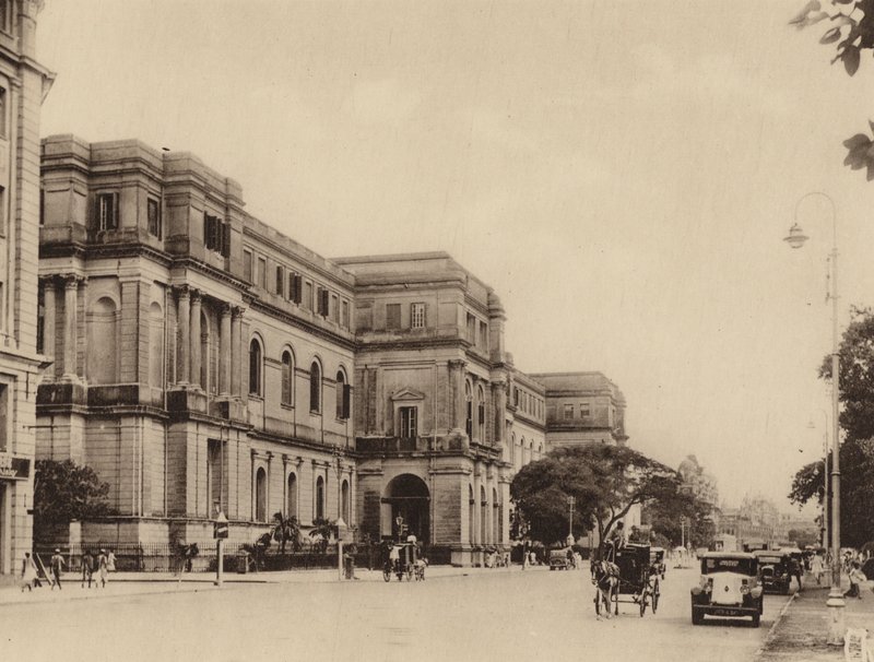 Het Indian Museum en Chowringhee Road kijkend naar het zuiden (z/w foto) door Indian photographer