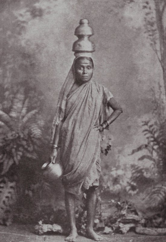 Bombay / Mumbai: Het melkmeisje (z/w foto) door Indian photographer