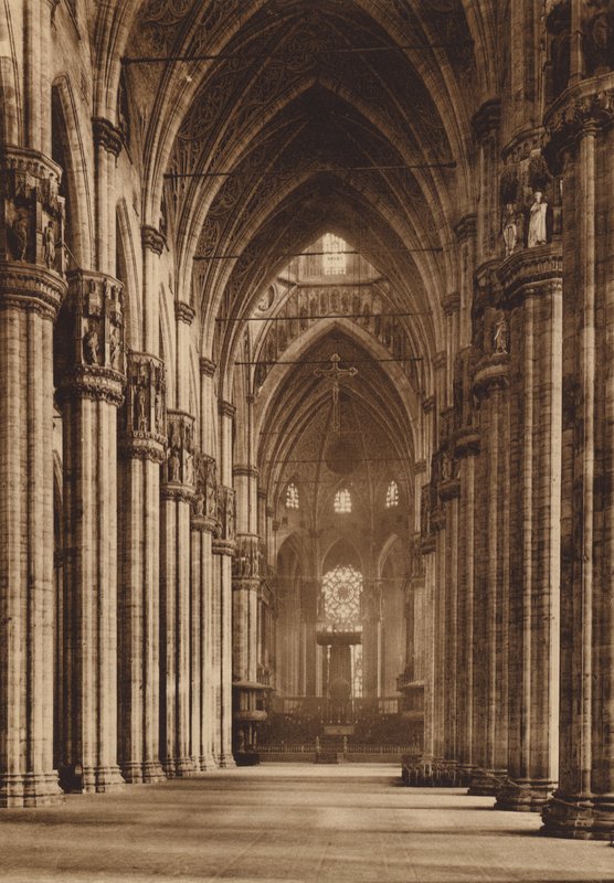 Duomo di Milano: Interieur, middenschip (zwart-wit foto) door Italian Photographer