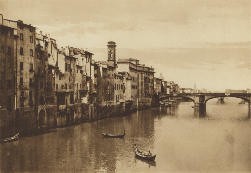 Florence: Een uitzicht op de Arno met de S Trinita brug door Italian Photographer