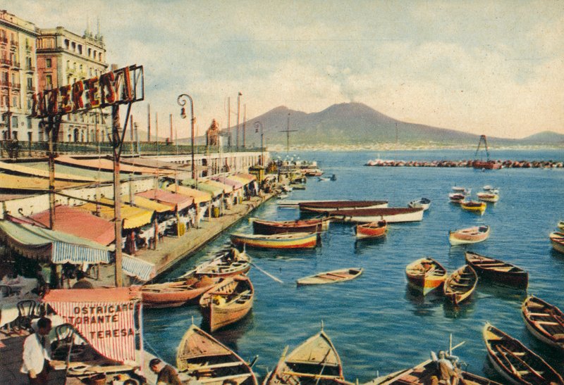 Napoli / Napels: Santa Lucia met de Vesuvius (gekleurde foto) door Italian Photographer