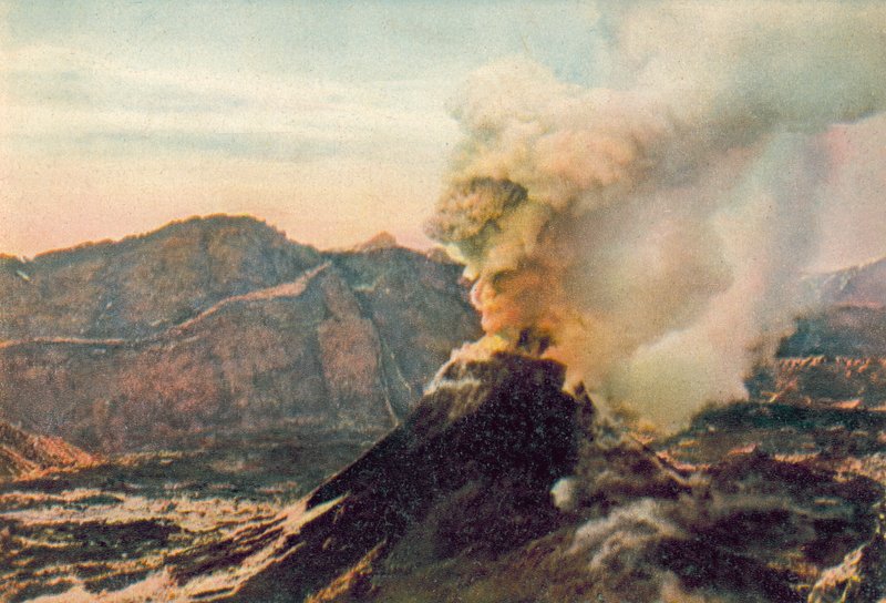 Napoli / Napels: Vesuvius in uitbarsting (kleurenfoto) door Italian Photographer