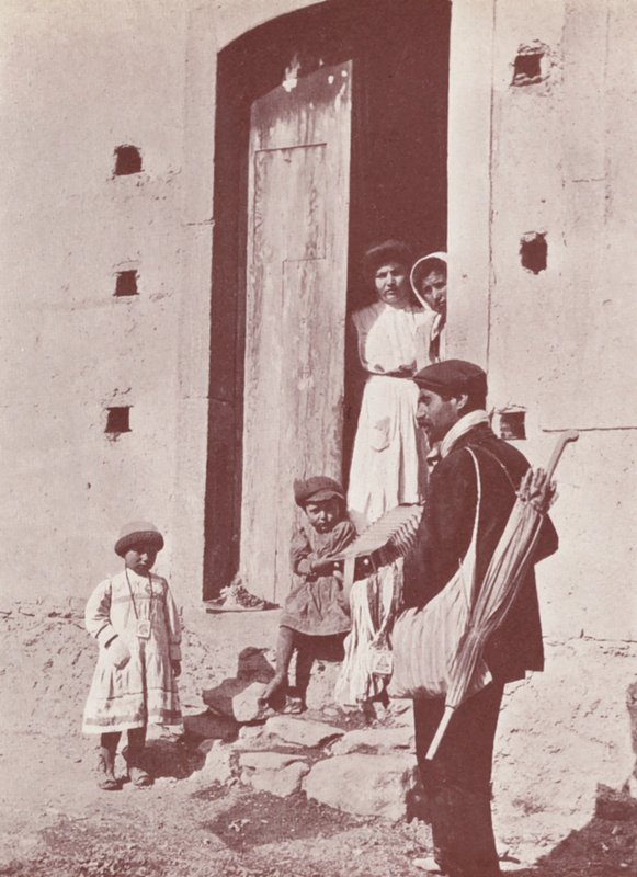 Sicilië: een zwervende muzikant (z/w foto) door Italian Photographer
