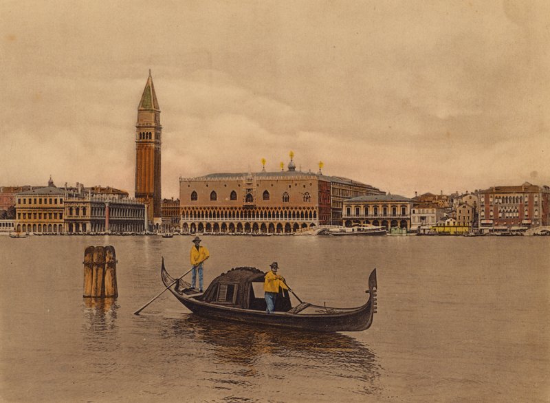 Venetië / Venice: Panorama en gondel (gekleurde foto) door Italian Photographer