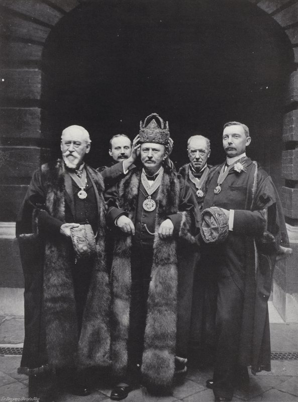 Verkiezingsdag in Girdlers Hall, het Kronen van de Meester door J. Benjamin Stone