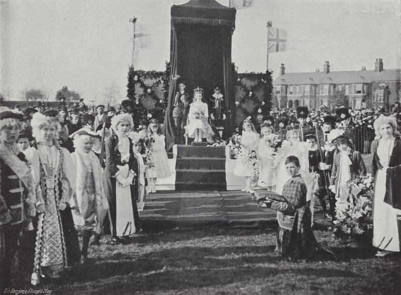 Knutsford May Day Festival, kroning van de Koningin door J. Benjamin Stone