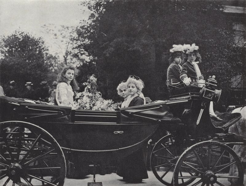 Knutsford May Day Festival, de Koningin en Begeleiders door J. Benjamin Stone