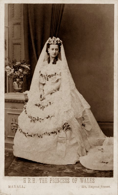 Prinses Alexandra van Denemarken in haar trouwjurk voor haar huwelijk met de Prins van Wales, de toekomstige Koning Edward VII door John Jabez Edwin Paisley (after) Mayall